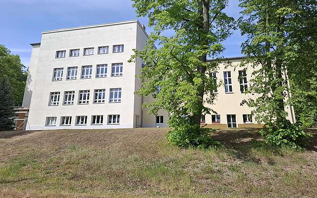 Schulgebäude in der Friedensstadt