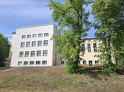 Schulgebäude in der Friedensstadt