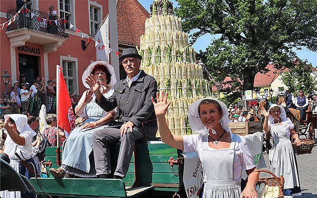 Beelitzer Spargelfrauen mit Pyramide
