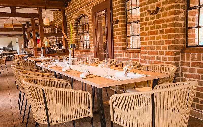 Project JUNE, Tisch im Restaurant