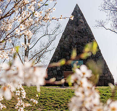 Bülowpyramide in Großbeeren im Frühling
