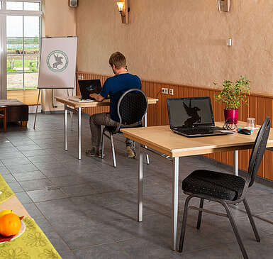 Arbeiten auf dem Reiterhof drinnen c Reiter und Erlebnisbauernhof Gross Briesen 1 