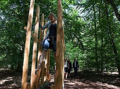Teambuilding auf den Kletterstelzen im Barfußpark Beelitz-Heilstätten
