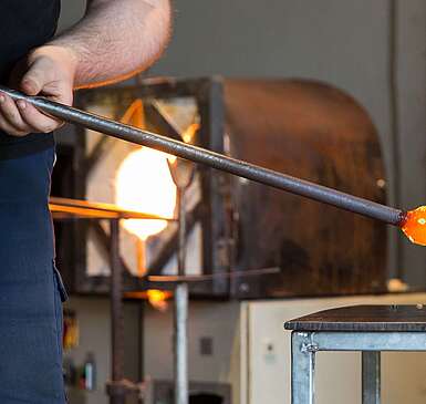 Glasmacher in Baruther Glashütte bei der Arbeit