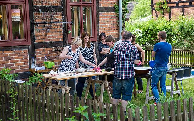 Shibori-Workshop in Glashütte draußen