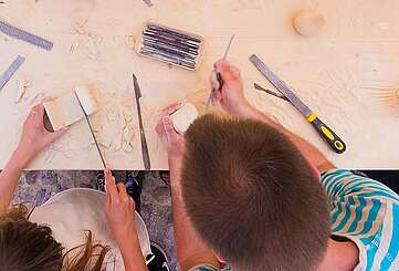 Kreativ im Bildhauerbahnhof Sperenberg