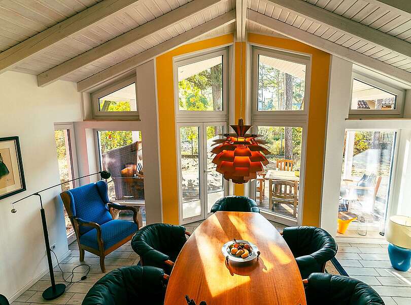 Wohnzimmer mit Esstisch im Sjö Hus