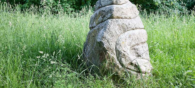 Kunstwerk Steinschlange auf dem Kunstwanderweg