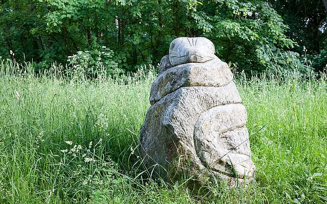 Kunstwerk Steinschlange auf dem Kunstwanderweg