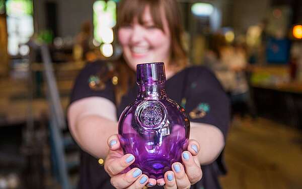 Katastrophal hält Glasvase in der Glashütte