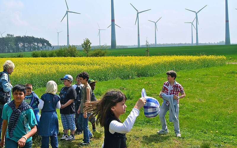 Schüler im Windpark Feldheim