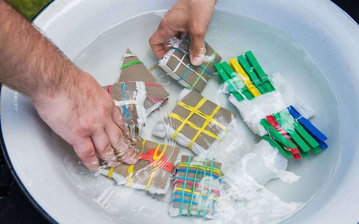 Tücher färben bei Shibori-Workshop Glashütte