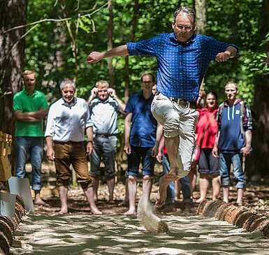 Weitsprung im Barfußpark Beelitz-Heilstätten