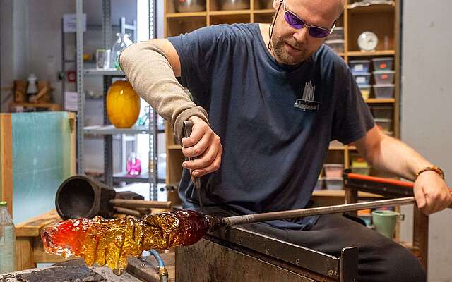 Glasmacher Christoph Hübner im Museum Glashütte