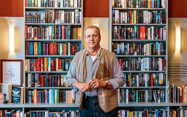 Bernd Moritz vor den Bücherregalen der Fläming-Bibliothek