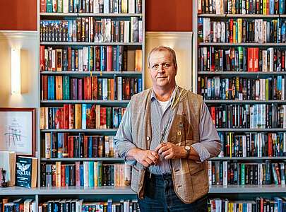Bernd Moritz vor den Bücherregalen der Fläming-Bibliothek