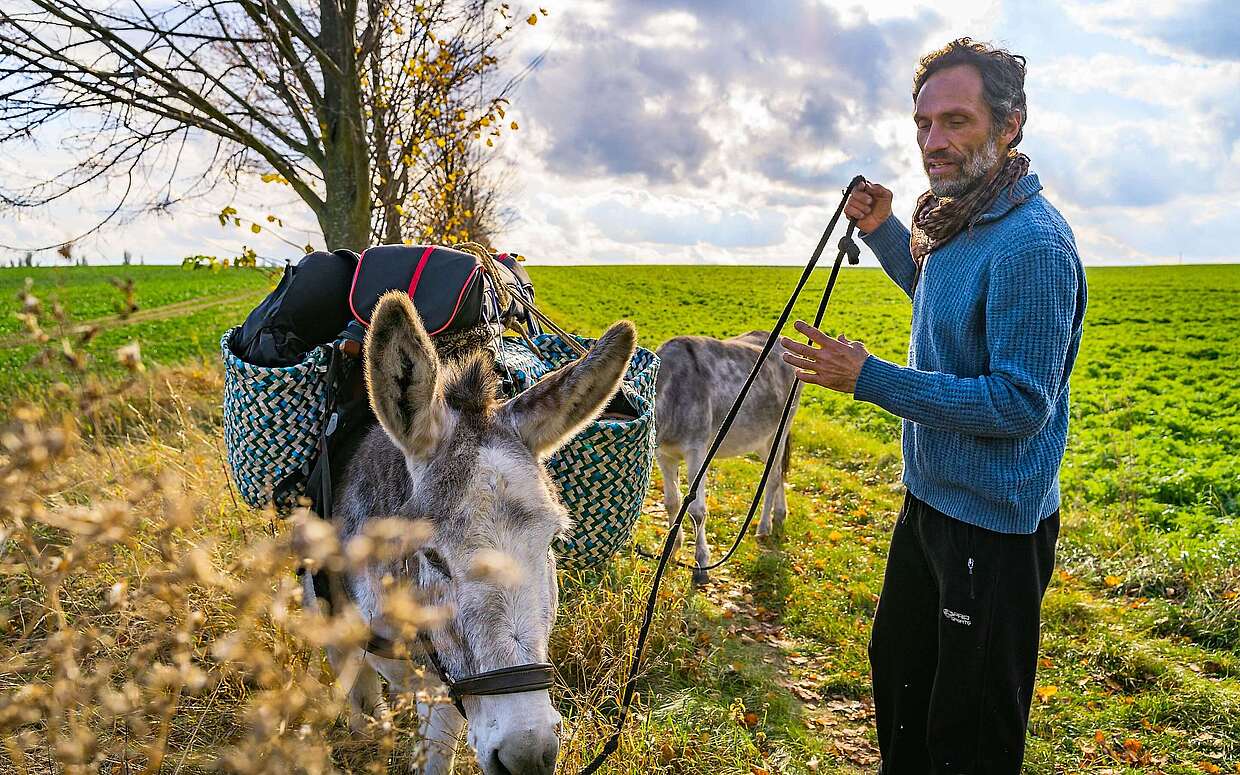 Eselnomaden Jan Prowaznik unterwegs mit Eseln
