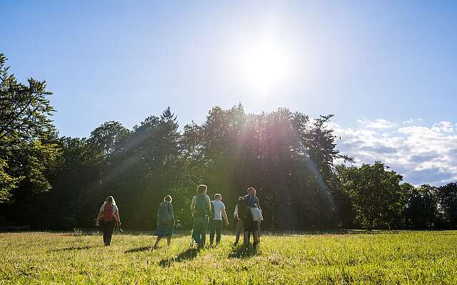 Wanderer am Schlosspark Wiesenburg