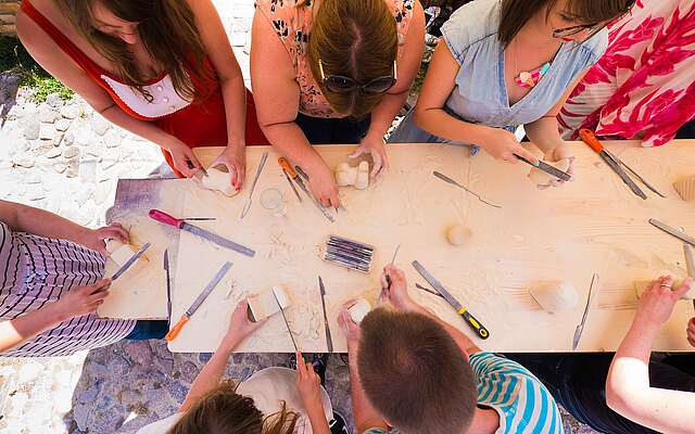 Gruppe beim Bildhauerworkshop in Sperenberg