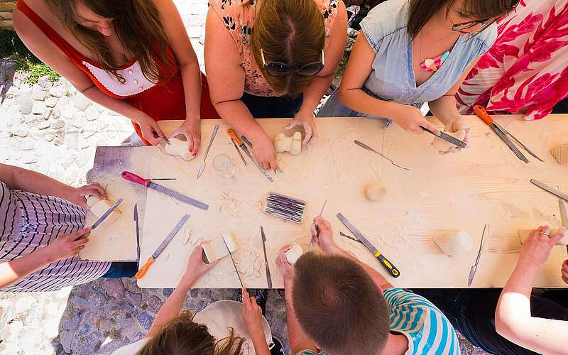 Gruppe beim Bildhauerworkshop in Sperenberg