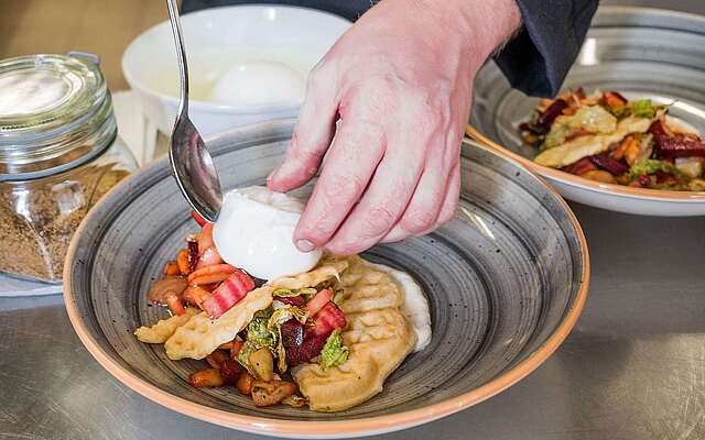 Landgasthof Jüterbog Portrait - Teller anrichten