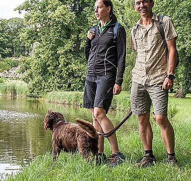 Wanderndes Paar im Schlosspark Wiesenburg