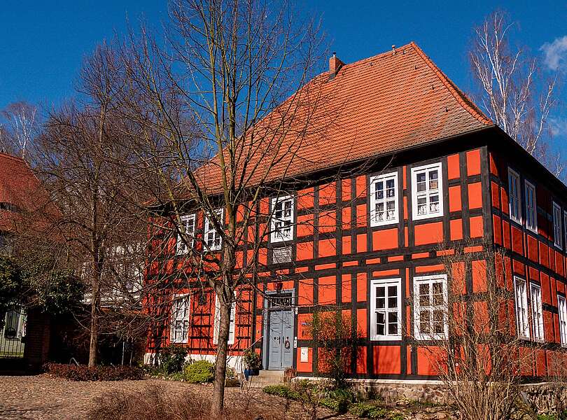 <p>Reißiger-Haus mit Gedenktafel - Rotes Fachwerkhaus</p>