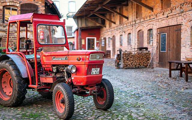 Historischer Traktor auf dem Hof von Bernd Moritz