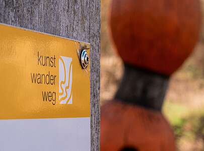 <p>Wegmarkierung Kunstwanderweg bei Bad Belzig</p>