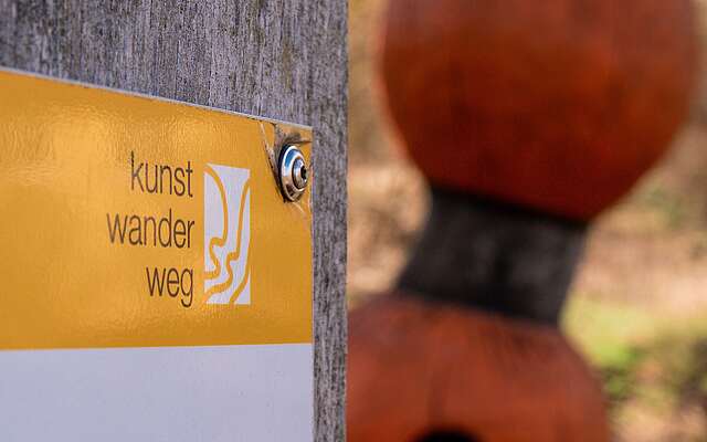 <p>Wegmarkierung Kunstwanderweg bei Bad Belzig</p>