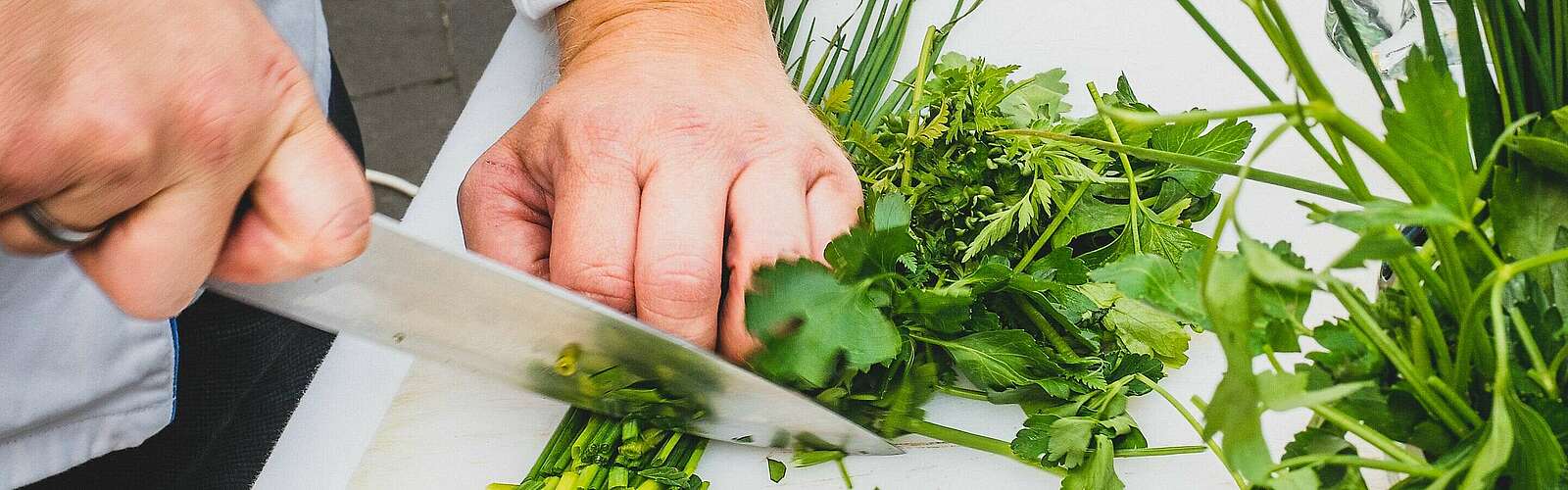 Daniel Reuner - Kräuter schneiden
