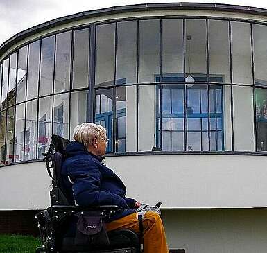 Frau im Rollstuhl am Kornhaus in Dessau