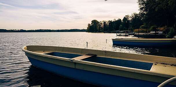 Boote auf dem Mellensee am Ufer