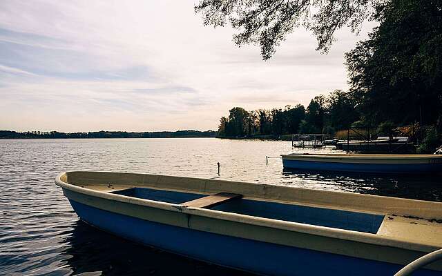 Boote auf dem Mellensee am Ufer