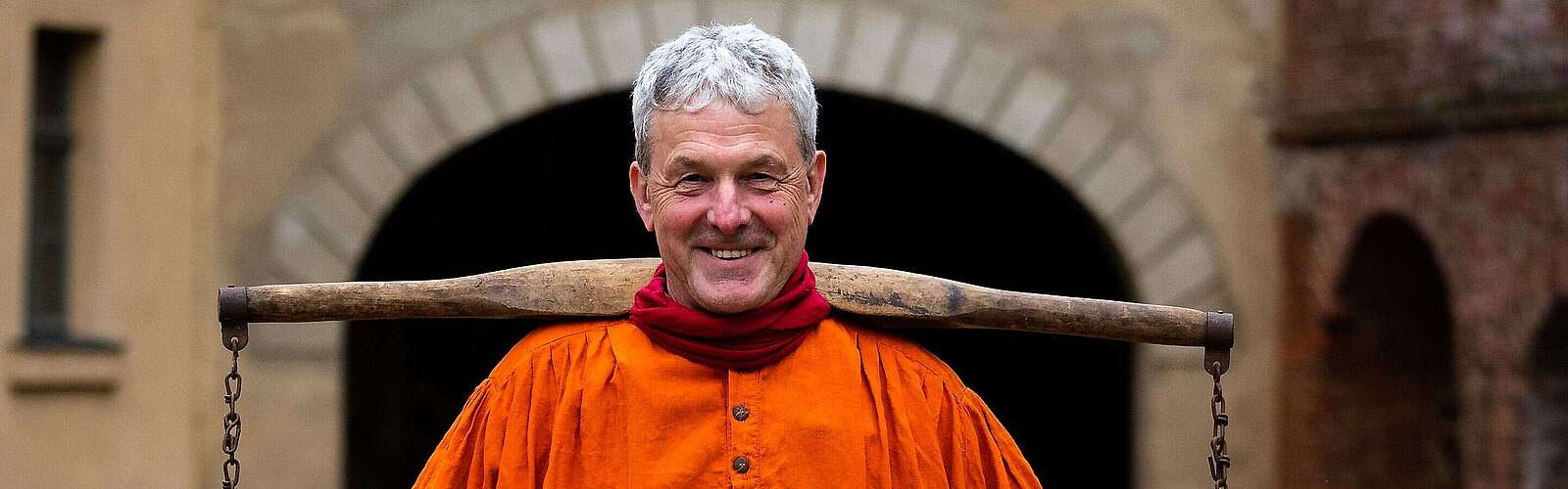 Ralf Rabe auf Burg Rabenstein beim Wassertragen