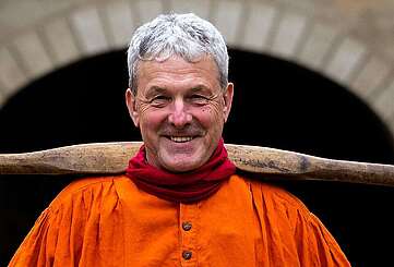 Ralf Rabe auf Burg Rabenstein beim Wassertragen