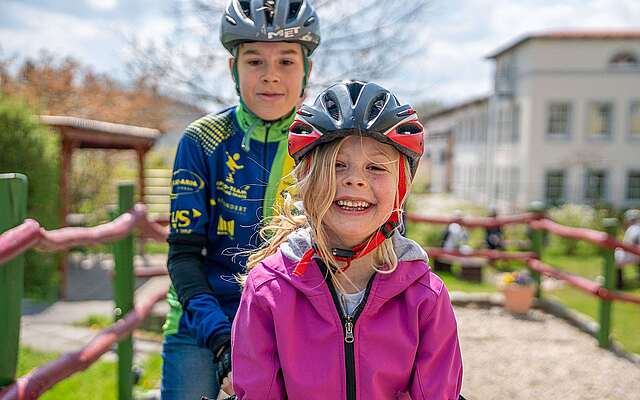 Skatehotel Gutshaus Petkus - Nahaufnahme skatende Kinder