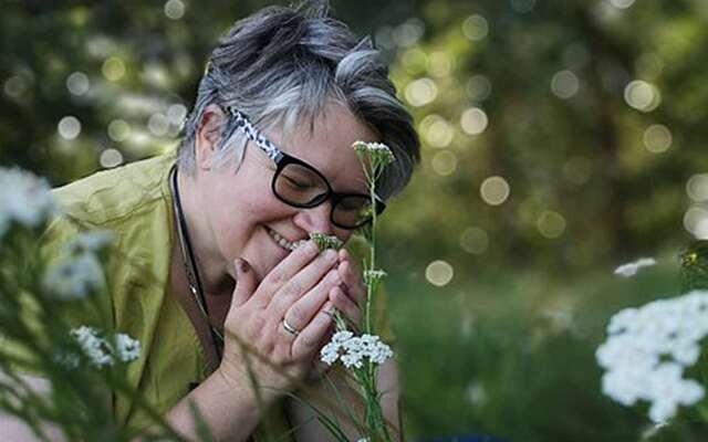 Britt Muschert beim Kräuter sammeln