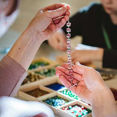 Familienzeit Glashütte - Glasperlenarmband machen in der Galerie Packschuppen