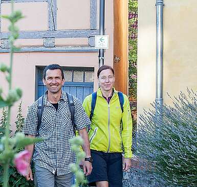 Paar wandert im Hohen Fläming