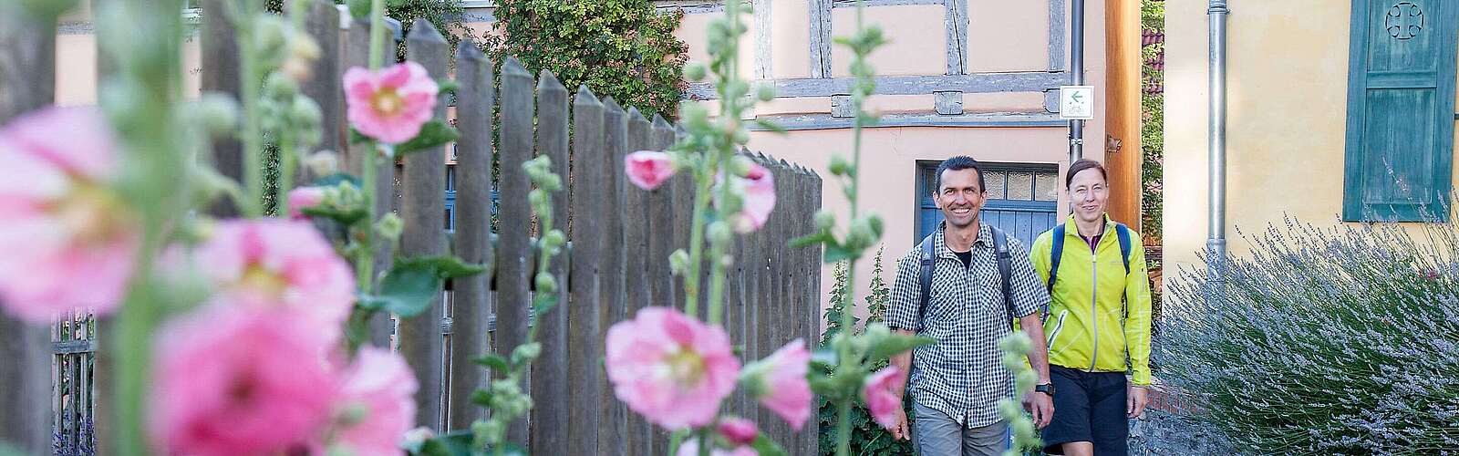 Paar wandert im Hohen Fläming