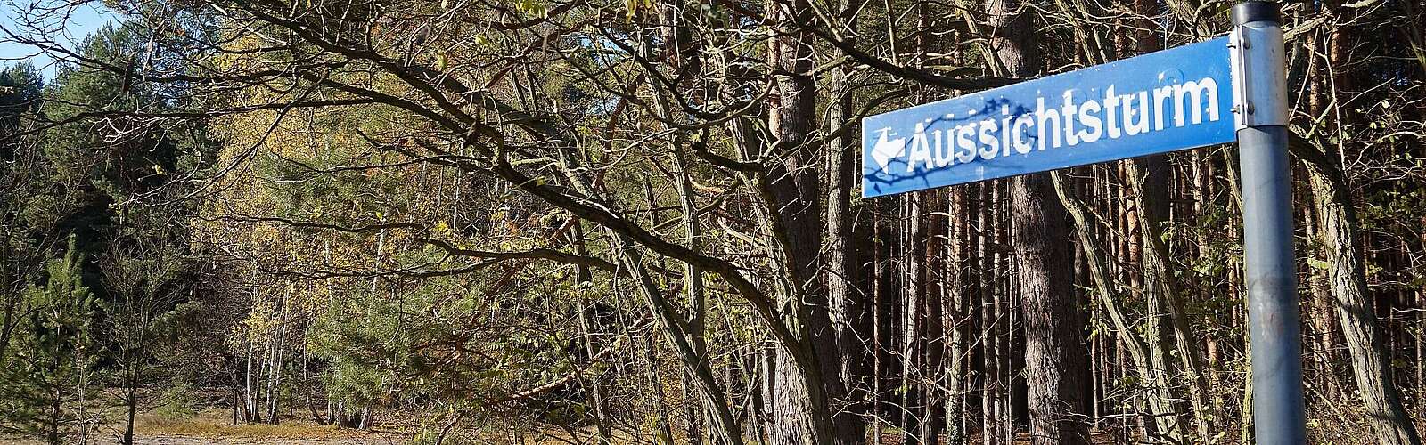 Hinweisschild zum Löwendorfer Turm