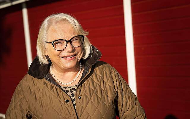 Porträt von Marion Pods vor dem Sjö Hus