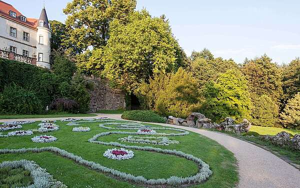 Schlosspark Wiesenburg mit Schloss im Hintergrund