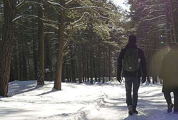 Wanderndes Paar im verschneiten Wald