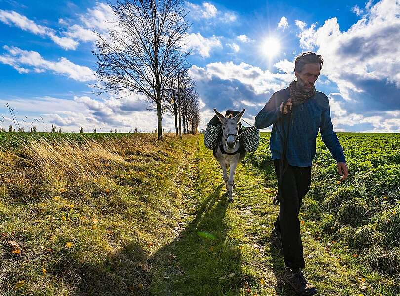 Eselnomaden Jan Prowaznik unterwegs mit Eseln